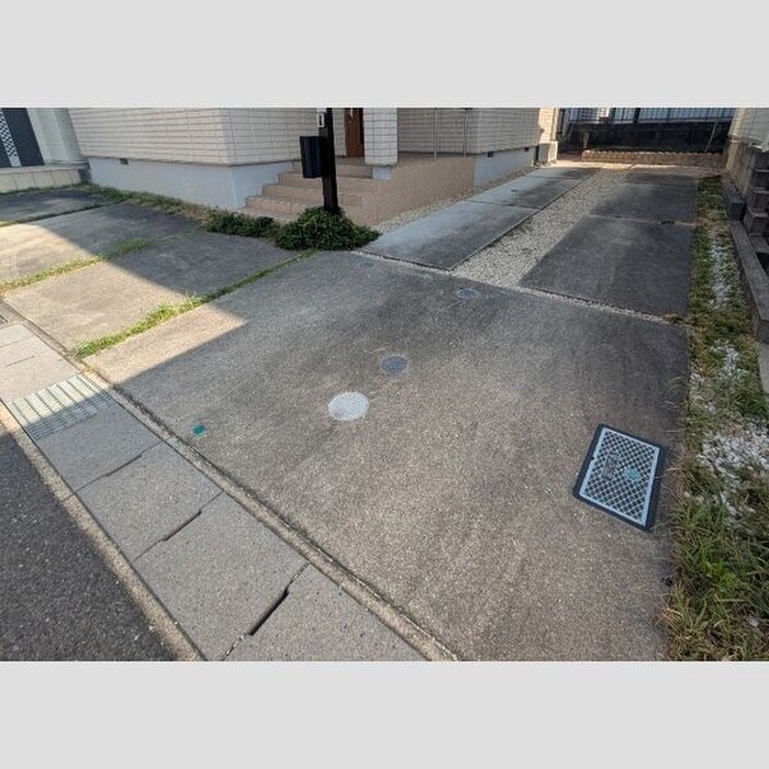 物件外観写真2　(駐車場)