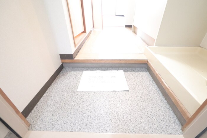 物件内観写真16　(玄関)