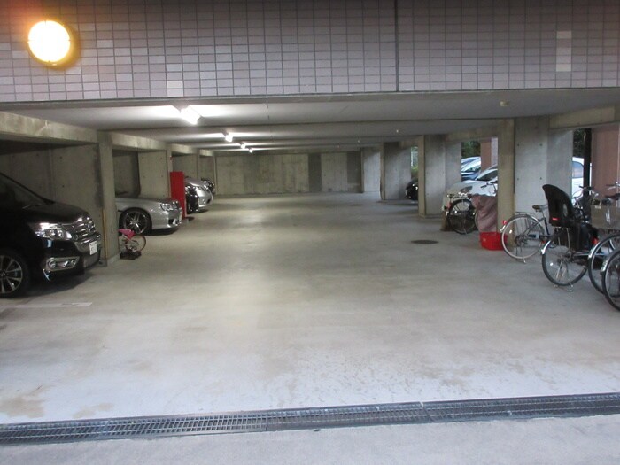 物件外観写真4　(駐車場)