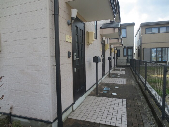 物件外観写真3　(エントランス部分)