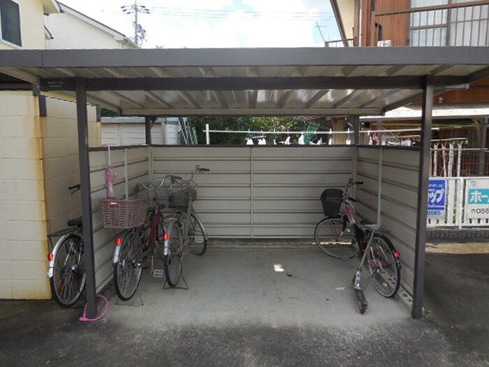 物件外観写真4　(駐輪場)