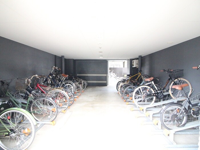 物件外観写真4　(駐輪場)
