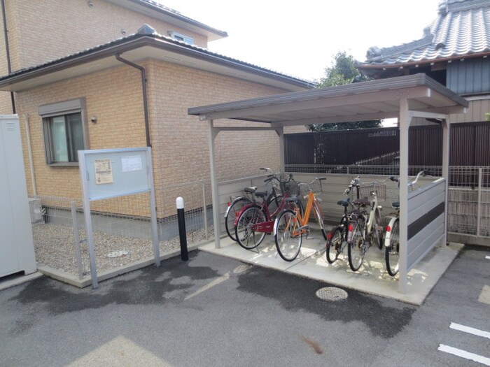 物件外観写真4　(駐輪場)