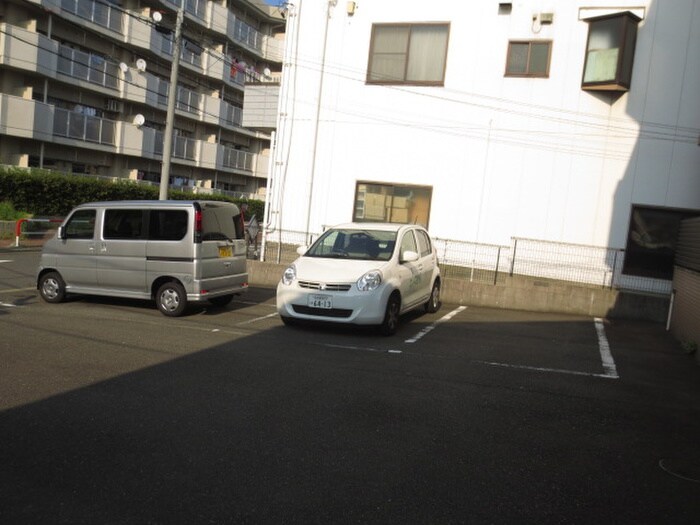 物件外観写真3　(駐車場)