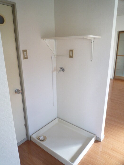 物件内観写真10　(洗濯機置場)