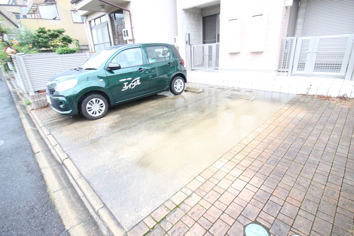 物件外観写真3　(駐車場)