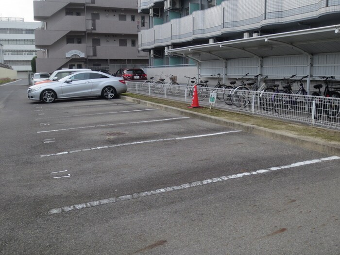 物件外観写真6　(駐車場)