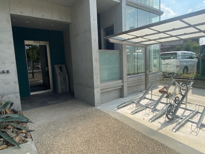 物件外観写真2　(エントランス部分)