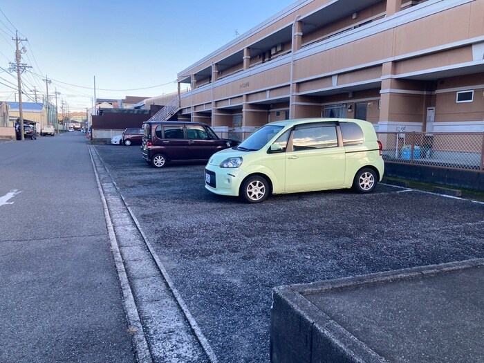 物件外観写真3　(駐車場)