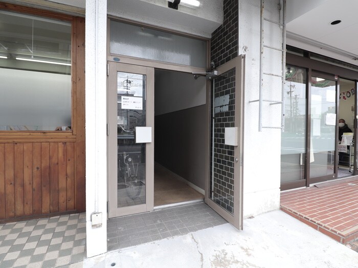 物件外観写真5　(エントランス部分)