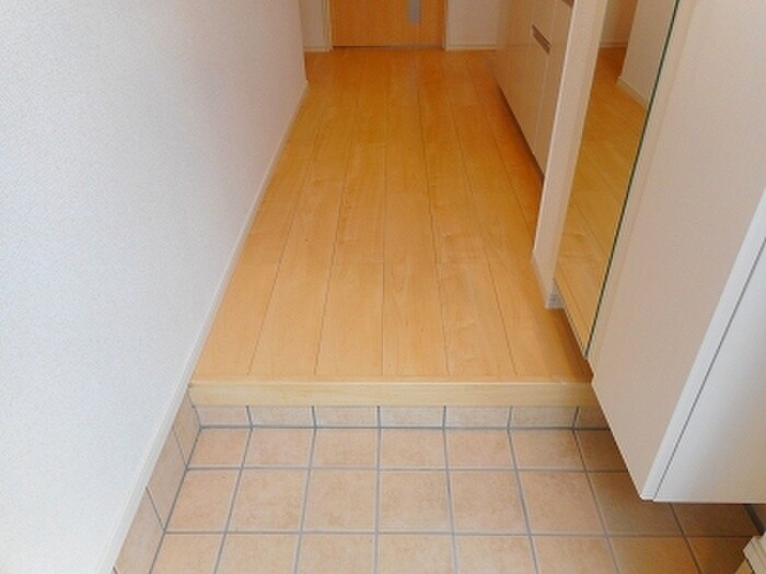 物件内観写真12　(玄関)