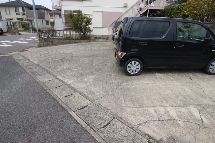 物件外観写真3　(駐車場)