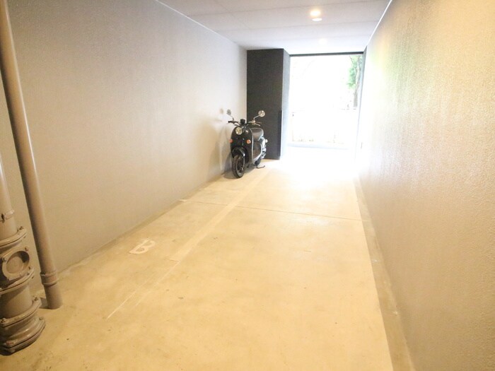 物件外観写真6　(バイク置き場)