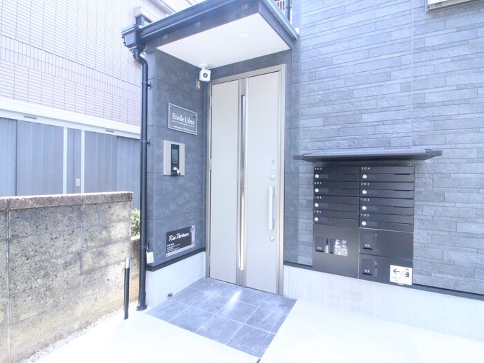 物件外観写真2　(エントランス部分)