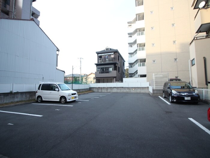 物件外観写真5　(駐車場)