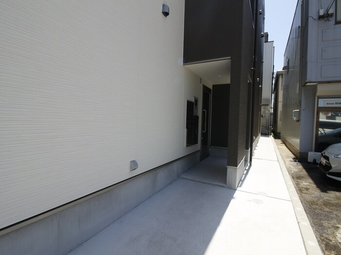 物件外観写真4　(エントランス部分)