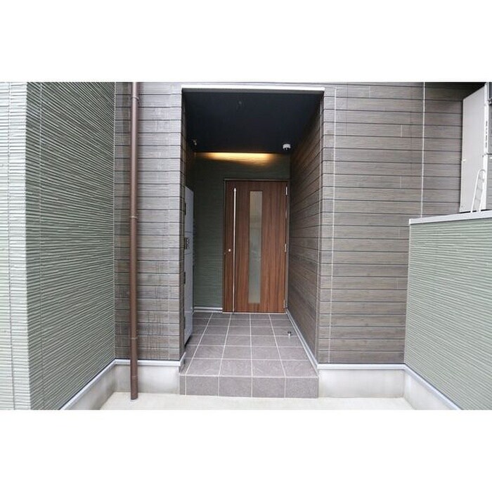 物件外観写真2　(エントランス部分)