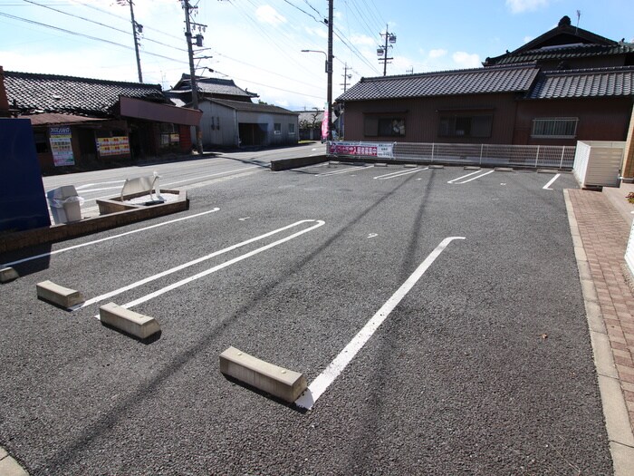 物件外観写真3　(駐車場)