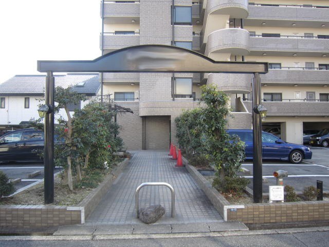 物件外観写真3　(エントランス部分)