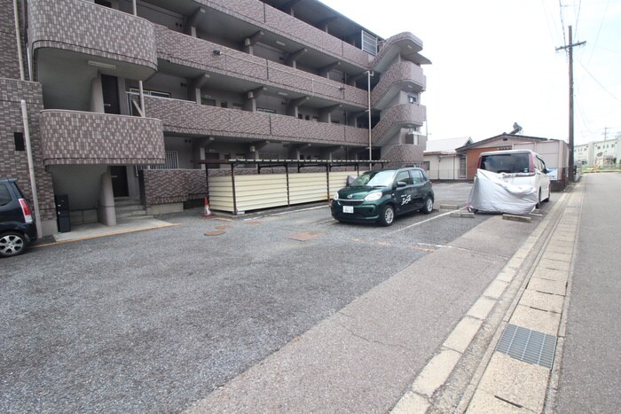 物件外観写真4　(駐車場)