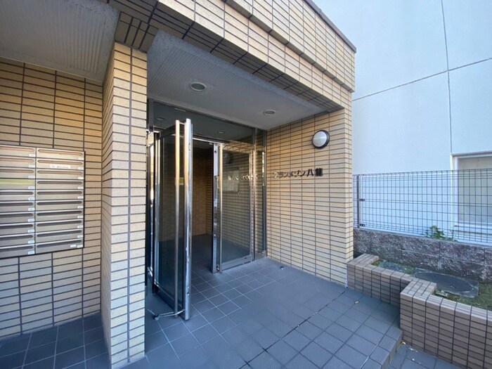 物件外観写真2　(エントランス部分)