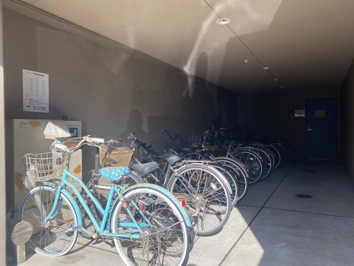 物件外観写真4　(駐輪場)