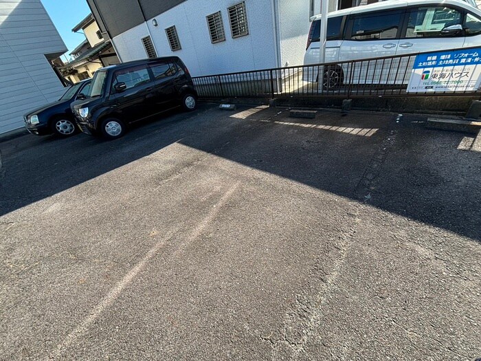 物件外観写真3　(駐車場)