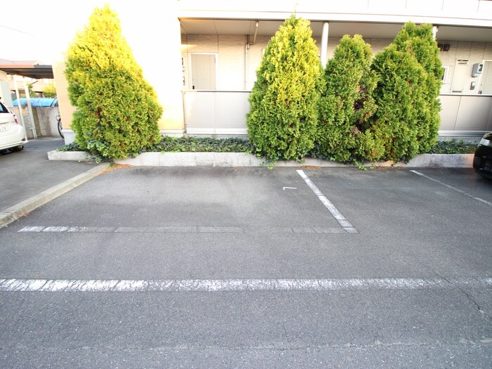 物件外観写真4　(駐車場)