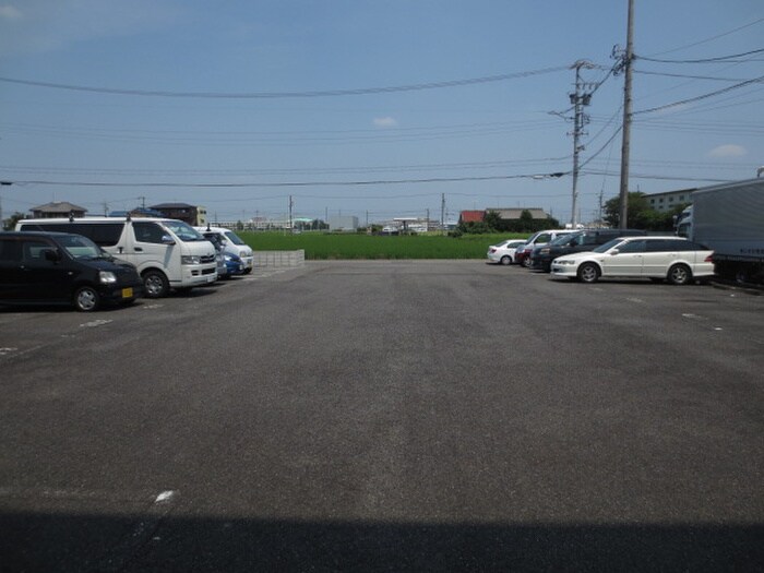 物件外観写真3　(駐車場)