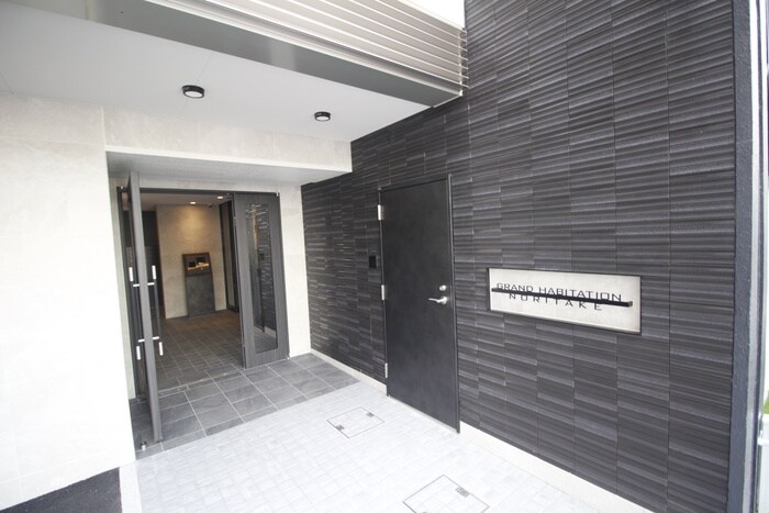 物件外観写真2　(エントランス部分)