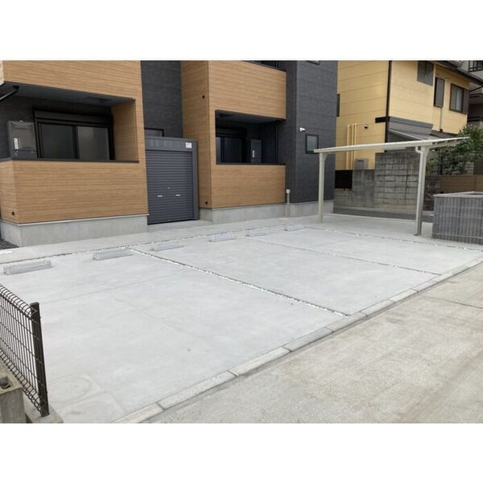 物件外観写真5　(駐車場)