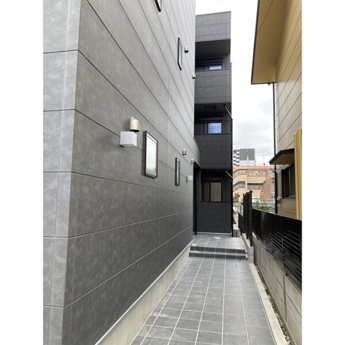 物件外観写真6　(エントランス部分)