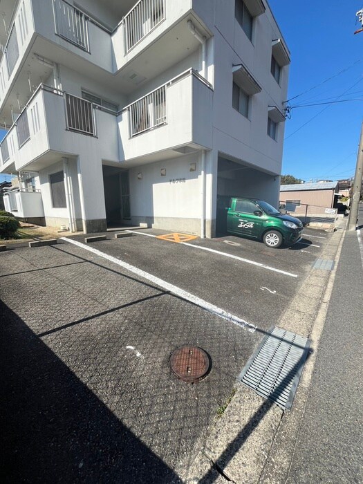 物件外観写真5　(駐車場)