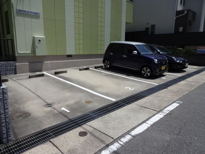 物件外観写真3　(駐車場)