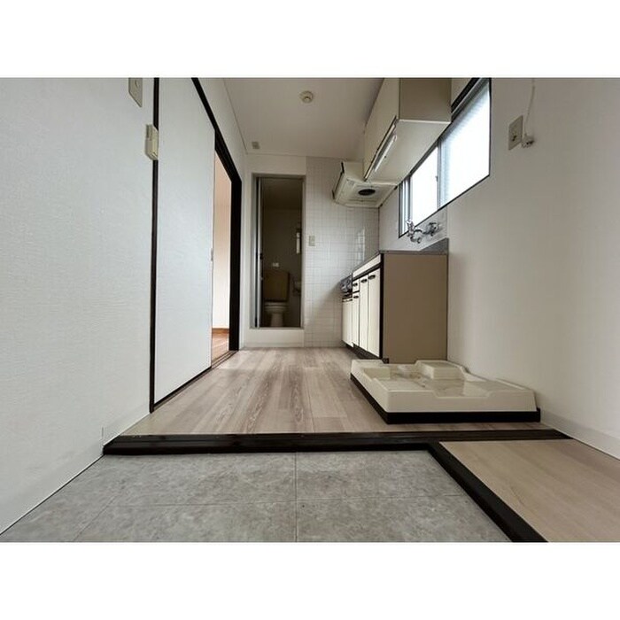 物件内観写真3　(玄関)