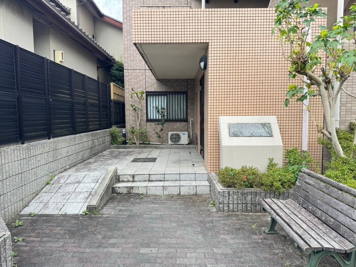 物件外観写真3　(エントランス部分)