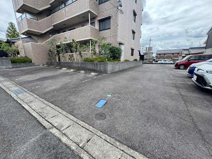 物件外観写真4　(駐車場)
