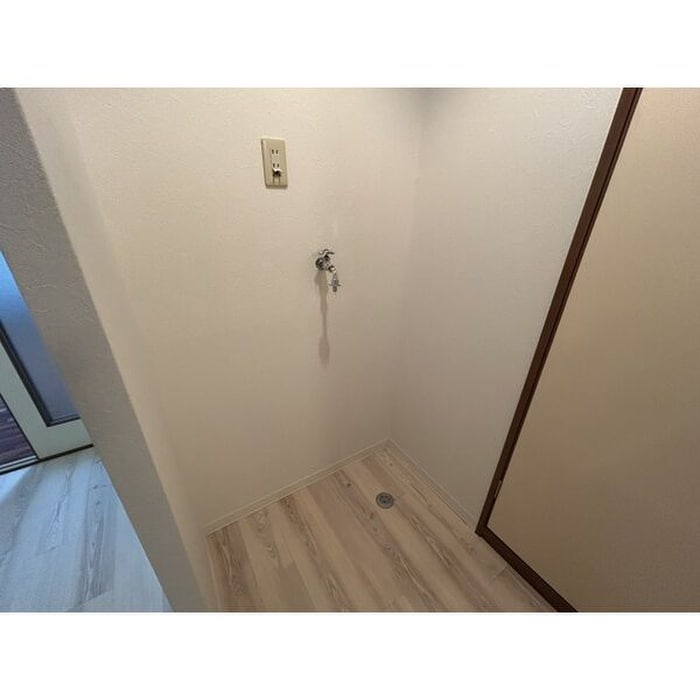 物件内観写真12　(洗濯機置場)