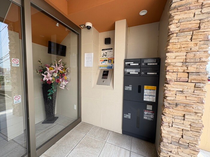 物件外観写真2　(エントランス部分)