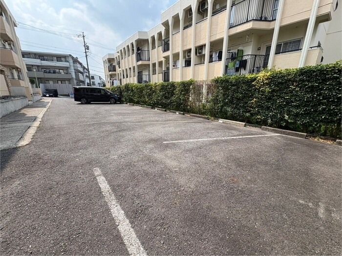 物件外観写真4　(駐車場)