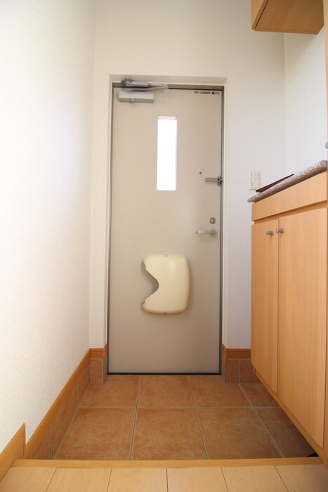 物件内観写真4　(玄関)