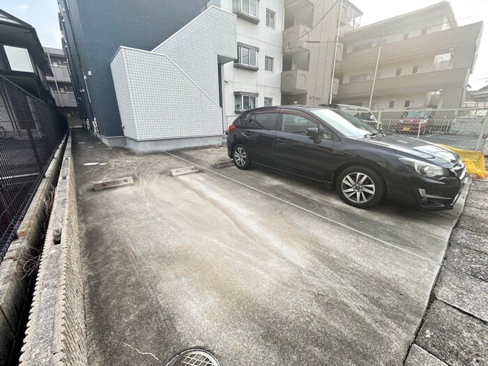 物件外観写真4　(駐車場)