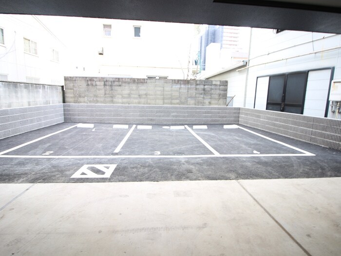 物件外観写真6　(駐車場)