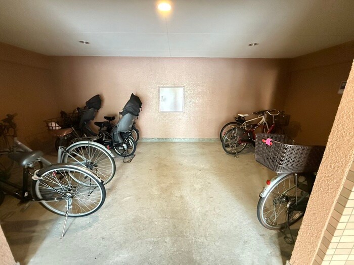 物件外観写真3　(駐輪場)