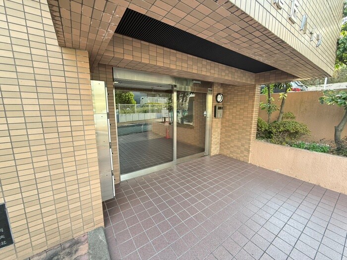 物件外観写真4　(エントランス部分)