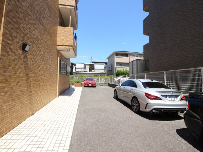 物件外観写真6　(駐車場)