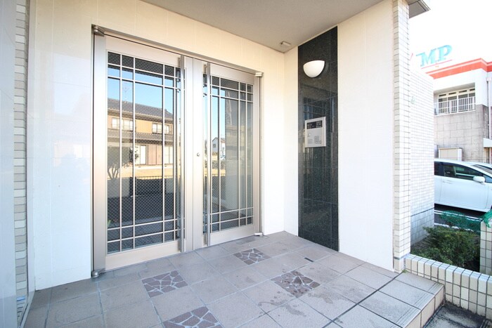 物件外観写真3　(エントランス部分)