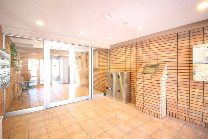 物件外観写真2　(エントランス部分)