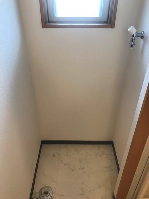 物件内観写真10　(洗濯機置場)