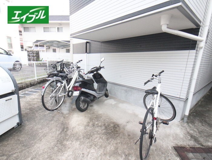 物件外観写真3　(駐輪場)